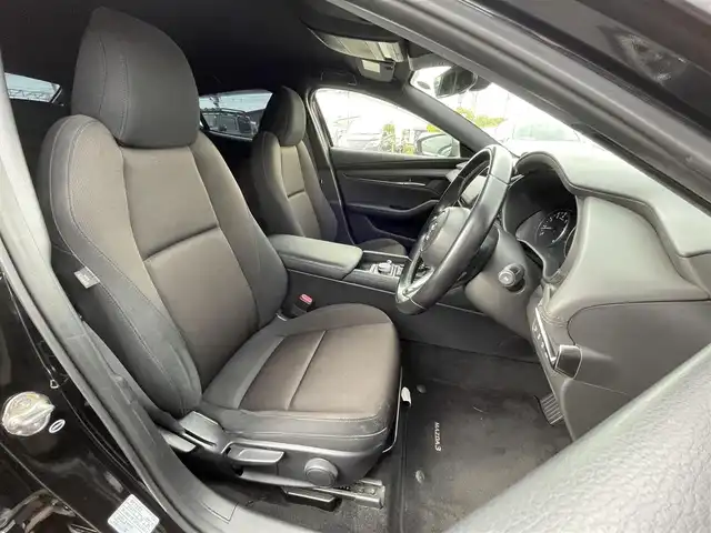 マツダ マツダ３ファストバック 15S ツーリング 滋賀県 2019(令1)年 4.5万km ジェットブラックマイカ 純正8.8インチナビ/【Bluetooth/CD/DVD/フルセグTV/USB】/全方位カメラ/クリアランスソナー/追従クルーズコントロール/ブラインドスポットモニタリング/LEDヘッドライト/オートマチックハイビーム/ヘッドアップディスプレイ/電動パーキングブレーキ/オートブレーキホールド/ETC/MTモード付AT/プッシュスタート/スマートキー/ステアリングリモコン