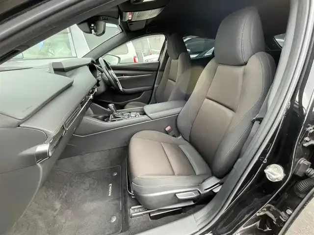 マツダ マツダ３ファストバック 15S ツーリング 滋賀県 2019(令1)年 4.5万km ジェットブラックマイカ 純正8.8インチナビ/【Bluetooth/CD/DVD/フルセグTV/USB】/全方位カメラ/クリアランスソナー/追従クルーズコントロール/ブラインドスポットモニタリング/LEDヘッドライト/オートマチックハイビーム/ヘッドアップディスプレイ/電動パーキングブレーキ/オートブレーキホールド/ETC/MTモード付AT/プッシュスタート/スマートキー/ステアリングリモコン