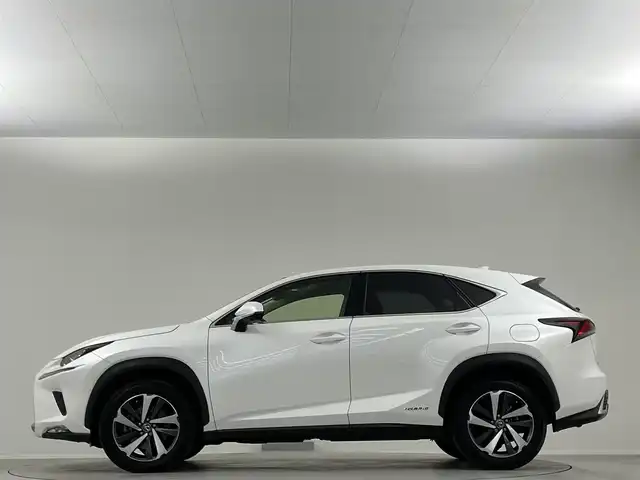 レクサス ＮＸ 300h Iパッケージ 埼玉県 2018(平30)年 6.7万km ソニッククォーツ 純正ナビ　フルセグ　ＴＶキャンセラー　Ｂカメラ　ＥＴＣ２．０　パノラマルーフ　レザーシート　パワーシート　シートヒーター　ステアリングヒーター　レーダークルコン　ＬＥＤライト　フォグランプ