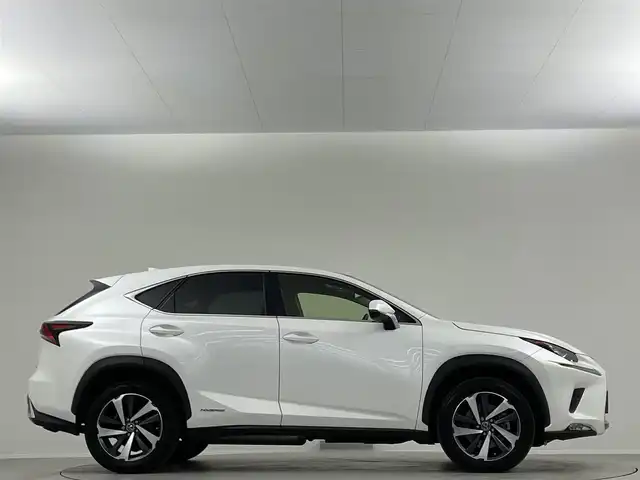 レクサス ＮＸ 300h Iパッケージ 埼玉県 2018(平30)年 6.7万km ソニッククォーツ 純正ナビ　フルセグ　ＴＶキャンセラー　Ｂカメラ　ＥＴＣ２．０　パノラマルーフ　レザーシート　パワーシート　シートヒーター　ステアリングヒーター　レーダークルコン　ＬＥＤライト　フォグランプ