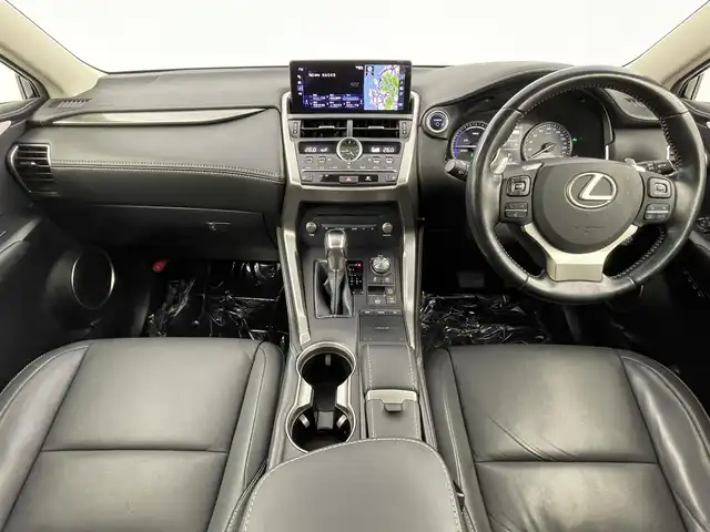 レクサス ＮＸ 300h Iパッケージ 埼玉県 2018(平30)年 6.7万km ソニッククォーツ 純正ナビ　フルセグ　ＴＶキャンセラー　Ｂカメラ　ＥＴＣ２．０　パノラマルーフ　レザーシート　パワーシート　シートヒーター　ステアリングヒーター　レーダークルコン　ＬＥＤライト　フォグランプ