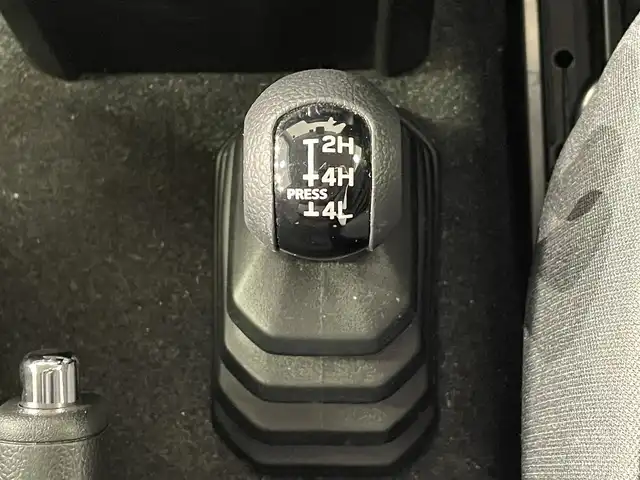 スズキ ジムニー シエラ JC 愛知県 2020(令2)年 1.2万km ピュアホワイトP 純正ナビ/（Bluetooth/AM/FM/フルセグTV/DVD）/セーフティサポート/　・衝突軽減ブレーキ/　・誤発進抑制機能/　・車線逸脱警報機能/　・ふらつき警報機能/　・先行車発進お知らせ機能/　・標識認識機能/シートヒーター/LEDヘッドライト/バックカメラ/クルーズコントロール/ドライブレコーダー/スマートキー/純正15インチAW/4WD