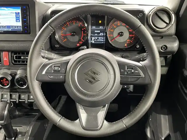 スズキ ジムニー シエラ JC 愛知県 2020(令2)年 1.2万km ピュアホワイトP 純正ナビ/（Bluetooth/AM/FM/フルセグTV/DVD）/セーフティサポート/　・衝突軽減ブレーキ/　・誤発進抑制機能/　・車線逸脱警報機能/　・ふらつき警報機能/　・先行車発進お知らせ機能/　・標識認識機能/シートヒーター/LEDヘッドライト/バックカメラ/クルーズコントロール/ドライブレコーダー/スマートキー/純正15インチAW/4WD