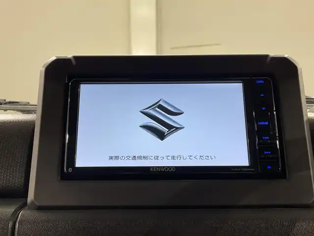 スズキ ジムニー シエラ JC 愛知県 2020(令2)年 1.2万km ピュアホワイトP 純正ナビ/（Bluetooth/AM/FM/フルセグTV/DVD）/セーフティサポート/　・衝突軽減ブレーキ/　・誤発進抑制機能/　・車線逸脱警報機能/　・ふらつき警報機能/　・先行車発進お知らせ機能/　・標識認識機能/シートヒーター/LEDヘッドライト/バックカメラ/クルーズコントロール/ドライブレコーダー/スマートキー/純正15インチAW/4WD