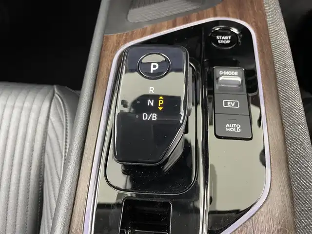 日産 オーラ G レザーエディション 埼玉県 2023(令5)年 2.4万km ブリリアントホワイトパール エマージェンシーブレーキ/純正ナビゲーション/（フルセグTV/Bluetooth/AM/FM/USB）/アラウンドビューモニター/クリアランスソナー /プロパイロット/BOSEサウンド/ドライブレコーダーDH5-S/ビルトインETC2.0/ワイヤレス充電/レザーシート/シートヒーター /ハンドルヒーター/オートLEDヘッドライト/純正１７インチアルミホイール