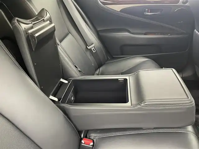 レクサス ＬＳ 460 バージョンC Iパッケージ 茨城県 2012(平24)年 7万km スターライトブラックガラスフレーク 純正12.3型ナビ/マークレビンソンサウンドシステム/バックカメラ/フルセグ/プリクラッシュセーフティシステム/レーンキーピングアシスト/レーダークルーズコントロール/BSM/クリアランスソナー/AC100V/ETC/パワートランクリッド/黒革シート/シートヒーター/ベンチレーション/ステアリングヒーター/純正18インチAW/スマートキー