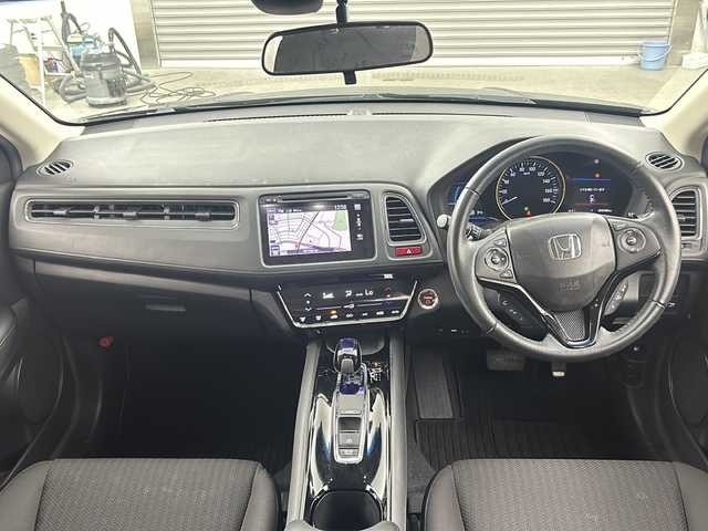ホンダ ヴェゼル ハイブリッド X 兵庫県 2014(平26)年 5.9万km クリスタルブラックパール ・純正ナビ/Bluetooth/CD/DVD/TV/・バックカメラ/・ビルドインETC/・クルーズコントロール/・電動パーキングブレーキ/・ステアリングリモコン/・純正フロアマット/・純正16インチアルミホイール/・LEDオートライト/・横滑り防止装置/・盗難防止装置/・スマートキー/・プッシュスタートボタン/・ドアバイザー/・W＋サイドエアバッグ/・カーテンエアバッグ