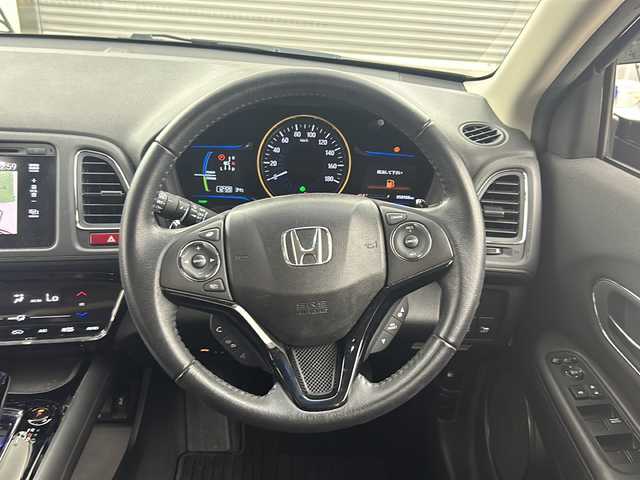 ホンダ ヴェゼル ハイブリッド X 兵庫県 2014(平26)年 5.9万km クリスタルブラックパール ・純正ナビ/Bluetooth/CD/DVD/TV/・バックカメラ/・ビルドインETC/・クルーズコントロール/・電動パーキングブレーキ/・ステアリングリモコン/・純正フロアマット/・純正16インチアルミホイール/・LEDオートライト/・横滑り防止装置/・盗難防止装置/・スマートキー/・プッシュスタートボタン/・ドアバイザー/・W＋サイドエアバッグ/・カーテンエアバッグ