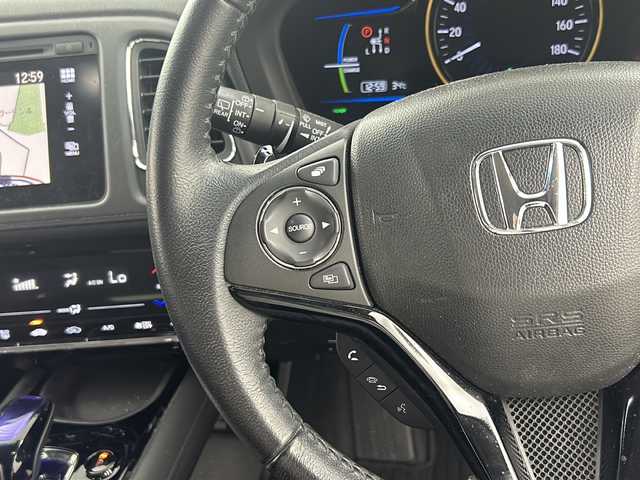 ホンダ ヴェゼル ハイブリッド X 兵庫県 2014(平26)年 5.9万km クリスタルブラックパール ・純正ナビ/Bluetooth/CD/DVD/TV/・バックカメラ/・ビルドインETC/・クルーズコントロール/・電動パーキングブレーキ/・ステアリングリモコン/・純正フロアマット/・純正16インチアルミホイール/・LEDオートライト/・横滑り防止装置/・盗難防止装置/・スマートキー/・プッシュスタートボタン/・ドアバイザー/・W＋サイドエアバッグ/・カーテンエアバッグ