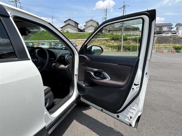 トヨタ ヤリスクロス ハイブリッド Z 岡山県 2021(令3)年 2.5万km ホワイトパールクリスタルシャイン 電動リアゲート/メモリナビ/フルセグテレビ/パノラミックビューモニター/ウィンカーミラー/ETC/クルーズコントロール/ドライブレコーダー/純正アルミホール/Ｂｌｕｅｔｏｏｔｈ接続可能/ＬＥＤヘッドライト/シートヒーター/パーキングアシスト