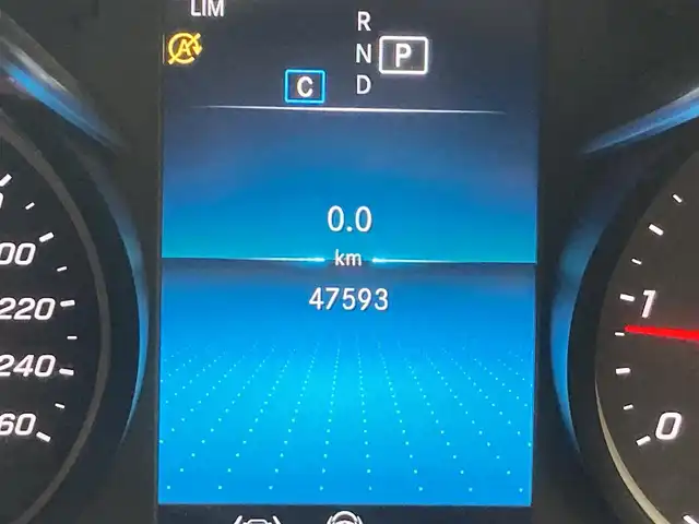 メルセデス・ベンツ ＧＬＣ２２０ d 4マチック AMGライン 熊本県 2020(令2)年 4.8万km ダイヤモンドホワイト ・スマートキー/・プッシュスタート/・アクティブステアリングアシスト/・道路標識アシスト/・アクティブレーンキーピングアシスト/・アクティブブレーキアシスト/・アテンションアシスト/・レーンチェンジアシスト/・インテリジェントライトシステム/・クルーズコントロール(追従式)/・ハーフレザーシート/・前席パワーシート/・全席シートヒーター /・純正メモリナビ/　【Bluetooth・USB・AppleCarPlay・AndroidAuto】/・フルセグTV/・全方位カメラ/・ETC2.0/・ドライブレコーダー(前後録画)/・パワーバックドア/・LEDヘッドランプ/・純正マット