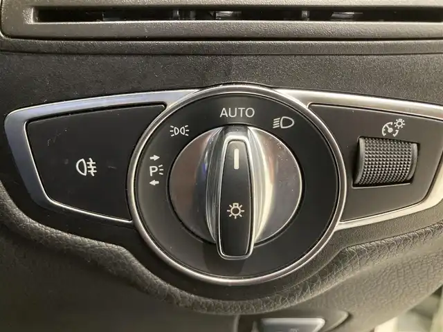 メルセデス・ベンツ ＧＬＣ２２０ d 4マチック AMGライン 熊本県 2020(令2)年 4.8万km ダイヤモンドホワイト ・スマートキー/・プッシュスタート/・アクティブステアリングアシスト/・道路標識アシスト/・アクティブレーンキーピングアシスト/・アクティブブレーキアシスト/・アテンションアシスト/・レーンチェンジアシスト/・インテリジェントライトシステム/・クルーズコントロール(追従式)/・ハーフレザーシート/・前席パワーシート/・全席シートヒーター /・純正メモリナビ/　【Bluetooth・USB・AppleCarPlay・AndroidAuto】/・フルセグTV/・全方位カメラ/・ETC2.0/・ドライブレコーダー(前後録画)/・パワーバックドア/・LEDヘッドランプ/・純正マット