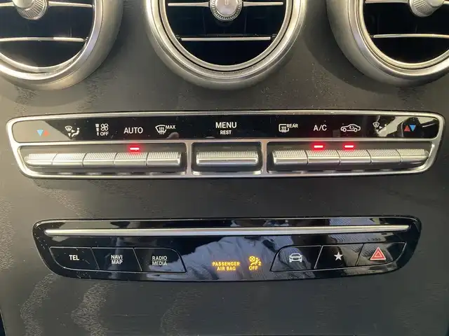 メルセデス・ベンツ ＧＬＣ２２０ d 4マチック AMGライン 熊本県 2020(令2)年 4.8万km ダイヤモンドホワイト ・スマートキー/・プッシュスタート/・アクティブステアリングアシスト/・道路標識アシスト/・アクティブレーンキーピングアシスト/・アクティブブレーキアシスト/・アテンションアシスト/・レーンチェンジアシスト/・インテリジェントライトシステム/・クルーズコントロール(追従式)/・ハーフレザーシート/・前席パワーシート/・全席シートヒーター /・純正メモリナビ/　【Bluetooth・USB・AppleCarPlay・AndroidAuto】/・フルセグTV/・全方位カメラ/・ETC2.0/・ドライブレコーダー(前後録画)/・パワーバックドア/・LEDヘッドランプ/・純正マット