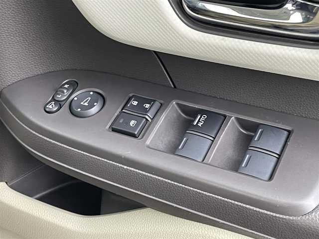 ホンダ Ｎ ＢＯＸ G L ターボ ホンダセンシング 千葉県 2018(平30)年 2.3万km プラチナホワイトパール 純正8インチメモリナビ/バックカメラ/ETC/両側パワースライドドア/横滑り防止装置/衝突被害軽減システム/レーンキープアシスト/追従機能付きクルーズコントロール/モデューロ14インチアルミホイール/ドアバイザー/ステアリングスイッチ/パドルシフト/USB端子/後席ロールサンシェード/チップアップシート/ベンチシート/プッシュスタート/スマートキー/スペアキー