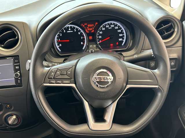日産 ノート X 埼玉県 2017(平29)年 0.9万km シャイニングブルー エマージェンシーブレーキ/純正ナビ/純正15インチアルミホイール/ETC/スマートキー