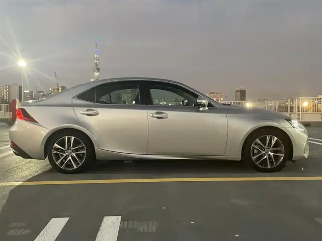 レクサス ＩＳ 300h バージョンL 東京都 2018(平30)年 5.4万km プラチナムシルバーメタリック 後期モデル/純正メーカー１０．３インチマルチナビ/（CD/BD/BT/地デジTV)/バックカメラ/黒赤セミアニリン皮シート/D席メモリーパワーシート/ETC2.0/シートヒーター・エアシート/ヒーテッドミラー/パドルシフト/オートリアサンシェード/エンジンプッシュボタン/スマートキー/レーダークルーズコントロール/プリクラッシュセーフティー/レーンキープアシスト/ブラインドスポットモニター/クリアランスソナー/バイザー・マット/保証書