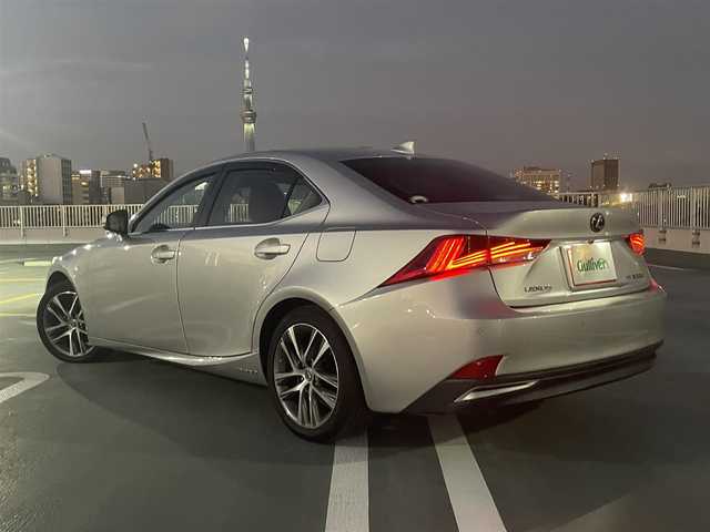 レクサス ＩＳ 300h バージョンL 東京都 2018(平30)年 5.4万km プラチナムシルバーメタリック 後期モデル/純正メーカー１０．３インチマルチナビ/（CD/BD/BT/地デジTV)/バックカメラ/黒赤セミアニリン皮シート/D席メモリーパワーシート/ETC2.0/シートヒーター・エアシート/ヒーテッドミラー/パドルシフト/オートリアサンシェード/エンジンプッシュボタン/スマートキー/レーダークルーズコントロール/プリクラッシュセーフティー/レーンキープアシスト/ブラインドスポットモニター/クリアランスソナー/バイザー・マット/保証書