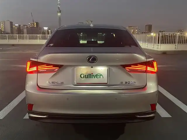 レクサス ＩＳ 300h バージョンL 東京都 2018(平30)年 5.4万km プラチナムシルバーメタリック 後期モデル/純正メーカー１０．３インチマルチナビ/（CD/BD/BT/地デジTV)/バックカメラ/黒赤セミアニリン皮シート/D席メモリーパワーシート/ETC2.0/シートヒーター・エアシート/ヒーテッドミラー/パドルシフト/オートリアサンシェード/エンジンプッシュボタン/スマートキー/レーダークルーズコントロール/プリクラッシュセーフティー/レーンキープアシスト/ブラインドスポットモニター/クリアランスソナー/バイザー・マット/保証書