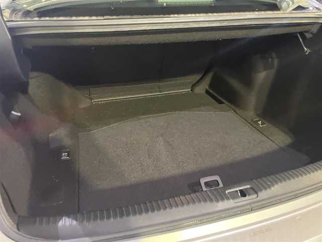 レクサス ＩＳ 300h バージョンL 東京都 2018(平30)年 5.4万km プラチナムシルバーメタリック 後期モデル/純正メーカー１０．３インチマルチナビ/（CD/BD/BT/地デジTV)/バックカメラ/黒赤セミアニリン皮シート/D席メモリーパワーシート/ETC2.0/シートヒーター・エアシート/ヒーテッドミラー/パドルシフト/オートリアサンシェード/エンジンプッシュボタン/スマートキー/レーダークルーズコントロール/プリクラッシュセーフティー/レーンキープアシスト/ブラインドスポットモニター/クリアランスソナー/バイザー・マット/保証書