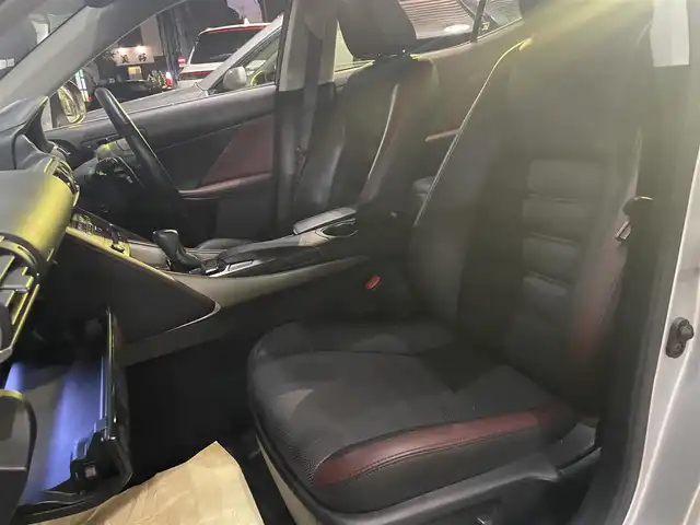 レクサス ＩＳ 300h バージョンL 東京都 2018(平30)年 5.4万km プラチナムシルバーメタリック 後期モデル/純正メーカー１０．３インチマルチナビ/（CD/BD/BT/地デジTV)/バックカメラ/黒赤セミアニリン皮シート/D席メモリーパワーシート/ETC2.0/シートヒーター・エアシート/ヒーテッドミラー/パドルシフト/オートリアサンシェード/エンジンプッシュボタン/スマートキー/レーダークルーズコントロール/プリクラッシュセーフティー/レーンキープアシスト/ブラインドスポットモニター/クリアランスソナー/バイザー・マット/保証書