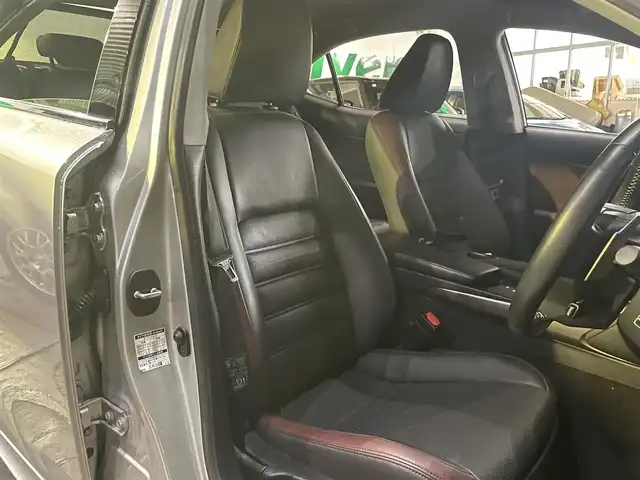 レクサス ＩＳ 300h バージョンL 東京都 2018(平30)年 5.4万km プラチナムシルバーメタリック 後期モデル/純正メーカー１０．３インチマルチナビ/（CD/BD/BT/地デジTV)/バックカメラ/黒赤セミアニリン皮シート/D席メモリーパワーシート/ETC2.0/シートヒーター・エアシート/ヒーテッドミラー/パドルシフト/オートリアサンシェード/エンジンプッシュボタン/スマートキー/レーダークルーズコントロール/プリクラッシュセーフティー/レーンキープアシスト/ブラインドスポットモニター/クリアランスソナー/バイザー・マット/保証書