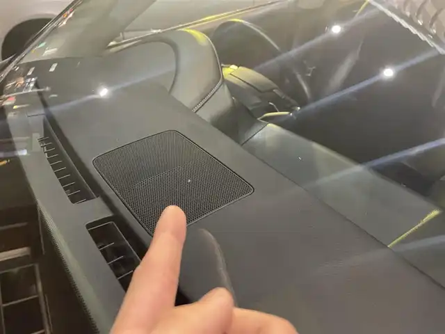 レクサス ＩＳ 300h バージョンL 東京都 2018(平30)年 5.4万km プラチナムシルバーメタリック 後期モデル/純正メーカー１０．３インチマルチナビ/（CD/BD/BT/地デジTV)/バックカメラ/黒赤セミアニリン皮シート/D席メモリーパワーシート/ETC2.0/シートヒーター・エアシート/ヒーテッドミラー/パドルシフト/オートリアサンシェード/エンジンプッシュボタン/スマートキー/レーダークルーズコントロール/プリクラッシュセーフティー/レーンキープアシスト/ブラインドスポットモニター/クリアランスソナー/バイザー・マット/保証書