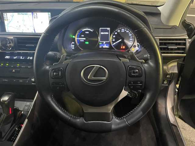 レクサス ＩＳ 300h バージョンL 東京都 2018(平30)年 5.4万km プラチナムシルバーメタリック 後期モデル/純正メーカー１０．３インチマルチナビ/（CD/BD/BT/地デジTV)/バックカメラ/黒赤セミアニリン皮シート/D席メモリーパワーシート/ETC2.0/シートヒーター・エアシート/ヒーテッドミラー/パドルシフト/オートリアサンシェード/エンジンプッシュボタン/スマートキー/レーダークルーズコントロール/プリクラッシュセーフティー/レーンキープアシスト/ブラインドスポットモニター/クリアランスソナー/バイザー・マット/保証書