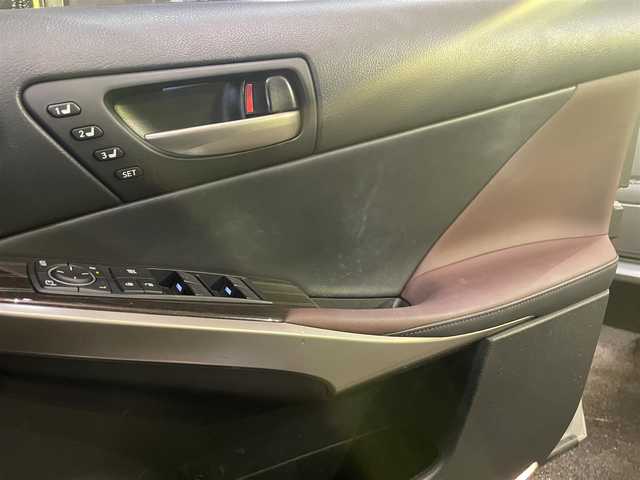 レクサス ＩＳ 300h バージョンL 東京都 2018(平30)年 5.4万km プラチナムシルバーメタリック 後期モデル/純正メーカー１０．３インチマルチナビ/（CD/BD/BT/地デジTV)/バックカメラ/黒赤セミアニリン皮シート/D席メモリーパワーシート/ETC2.0/シートヒーター・エアシート/ヒーテッドミラー/パドルシフト/オートリアサンシェード/エンジンプッシュボタン/スマートキー/レーダークルーズコントロール/プリクラッシュセーフティー/レーンキープアシスト/ブラインドスポットモニター/クリアランスソナー/バイザー・マット/保証書