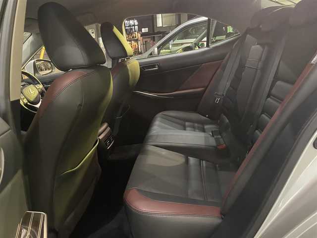 レクサス ＩＳ 300h バージョンL 東京都 2018(平30)年 5.4万km プラチナムシルバーメタリック 後期モデル/純正メーカー１０．３インチマルチナビ/（CD/BD/BT/地デジTV)/バックカメラ/黒赤セミアニリン皮シート/D席メモリーパワーシート/ETC2.0/シートヒーター・エアシート/ヒーテッドミラー/パドルシフト/オートリアサンシェード/エンジンプッシュボタン/スマートキー/レーダークルーズコントロール/プリクラッシュセーフティー/レーンキープアシスト/ブラインドスポットモニター/クリアランスソナー/バイザー・マット/保証書