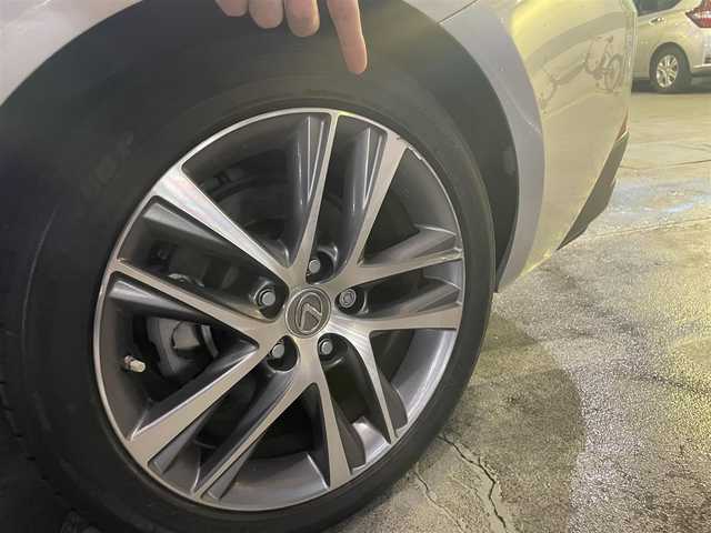 レクサス ＩＳ 300h バージョンL 東京都 2018(平30)年 5.4万km プラチナムシルバーメタリック 後期モデル/純正メーカー１０．３インチマルチナビ/（CD/BD/BT/地デジTV)/バックカメラ/黒赤セミアニリン皮シート/D席メモリーパワーシート/ETC2.0/シートヒーター・エアシート/ヒーテッドミラー/パドルシフト/オートリアサンシェード/エンジンプッシュボタン/スマートキー/レーダークルーズコントロール/プリクラッシュセーフティー/レーンキープアシスト/ブラインドスポットモニター/クリアランスソナー/バイザー・マット/保証書