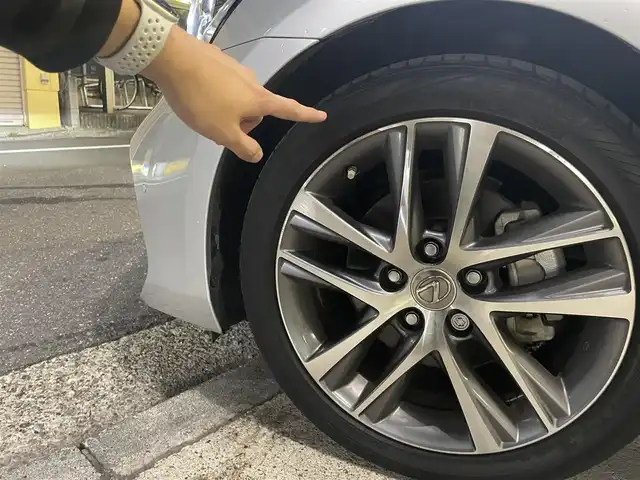 レクサス ＩＳ 300h バージョンL 東京都 2018(平30)年 5.4万km プラチナムシルバーメタリック 後期モデル/純正メーカー１０．３インチマルチナビ/（CD/BD/BT/地デジTV)/バックカメラ/黒赤セミアニリン皮シート/D席メモリーパワーシート/ETC2.0/シートヒーター・エアシート/ヒーテッドミラー/パドルシフト/オートリアサンシェード/エンジンプッシュボタン/スマートキー/レーダークルーズコントロール/プリクラッシュセーフティー/レーンキープアシスト/ブラインドスポットモニター/クリアランスソナー/バイザー・マット/保証書