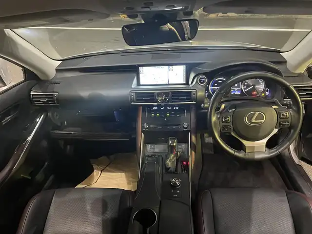 レクサス ＩＳ 300h バージョンL 東京都 2018(平30)年 5.4万km プラチナムシルバーメタリック 後期モデル/純正メーカー１０．３インチマルチナビ/（CD/BD/BT/地デジTV)/バックカメラ/黒赤セミアニリン皮シート/D席メモリーパワーシート/ETC2.0/シートヒーター・エアシート/ヒーテッドミラー/パドルシフト/オートリアサンシェード/エンジンプッシュボタン/スマートキー/レーダークルーズコントロール/プリクラッシュセーフティー/レーンキープアシスト/ブラインドスポットモニター/クリアランスソナー/バイザー・マット/保証書