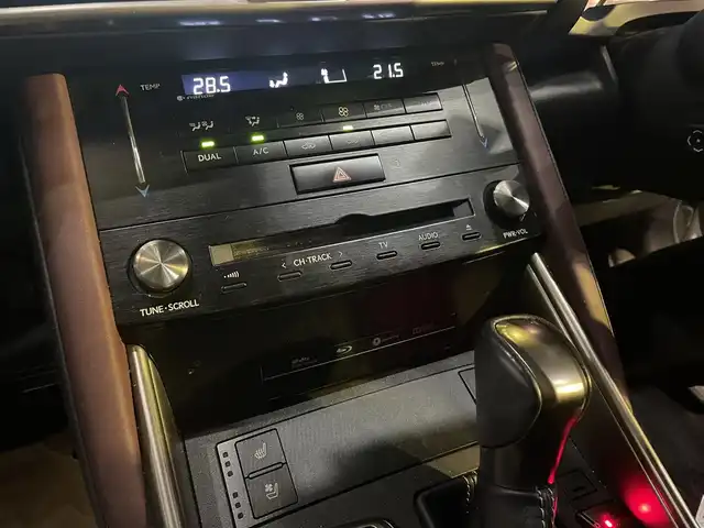 レクサス ＩＳ 300h バージョンL 東京都 2018(平30)年 5.4万km プラチナムシルバーメタリック 後期モデル/純正メーカー１０．３インチマルチナビ/（CD/BD/BT/地デジTV)/バックカメラ/黒赤セミアニリン皮シート/D席メモリーパワーシート/ETC2.0/シートヒーター・エアシート/ヒーテッドミラー/パドルシフト/オートリアサンシェード/エンジンプッシュボタン/スマートキー/レーダークルーズコントロール/プリクラッシュセーフティー/レーンキープアシスト/ブラインドスポットモニター/クリアランスソナー/バイザー・マット/保証書