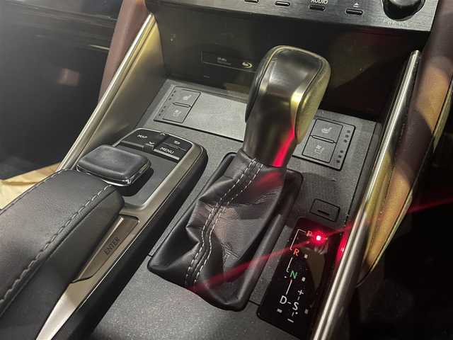 レクサス ＩＳ 300h バージョンL 東京都 2018(平30)年 5.4万km プラチナムシルバーメタリック 後期モデル/純正メーカー１０．３インチマルチナビ/（CD/BD/BT/地デジTV)/バックカメラ/黒赤セミアニリン皮シート/D席メモリーパワーシート/ETC2.0/シートヒーター・エアシート/ヒーテッドミラー/パドルシフト/オートリアサンシェード/エンジンプッシュボタン/スマートキー/レーダークルーズコントロール/プリクラッシュセーフティー/レーンキープアシスト/ブラインドスポットモニター/クリアランスソナー/バイザー・マット/保証書