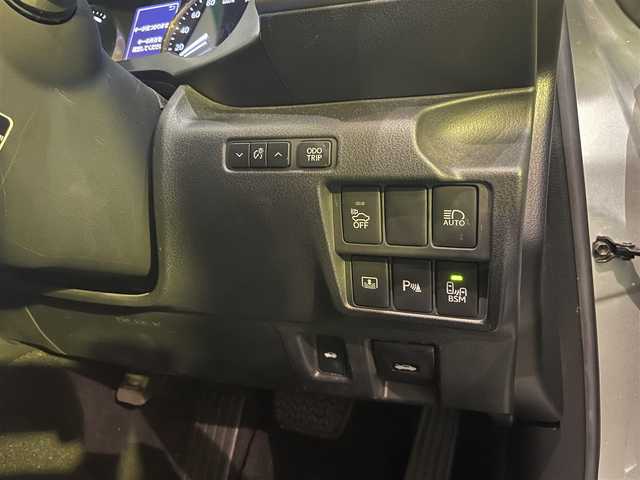 レクサス ＩＳ 300h バージョンL 東京都 2018(平30)年 5.4万km プラチナムシルバーメタリック 後期モデル/純正メーカー１０．３インチマルチナビ/（CD/BD/BT/地デジTV)/バックカメラ/黒赤セミアニリン皮シート/D席メモリーパワーシート/ETC2.0/シートヒーター・エアシート/ヒーテッドミラー/パドルシフト/オートリアサンシェード/エンジンプッシュボタン/スマートキー/レーダークルーズコントロール/プリクラッシュセーフティー/レーンキープアシスト/ブラインドスポットモニター/クリアランスソナー/バイザー・マット/保証書