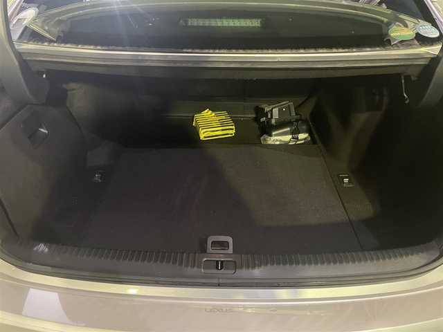 レクサス ＩＳ 300h バージョンL 東京都 2018(平30)年 5.4万km プラチナムシルバーメタリック 後期モデル/純正メーカー１０．３インチマルチナビ/（CD/BD/BT/地デジTV)/バックカメラ/黒赤セミアニリン皮シート/D席メモリーパワーシート/ETC2.0/シートヒーター・エアシート/ヒーテッドミラー/パドルシフト/オートリアサンシェード/エンジンプッシュボタン/スマートキー/レーダークルーズコントロール/プリクラッシュセーフティー/レーンキープアシスト/ブラインドスポットモニター/クリアランスソナー/バイザー・マット/保証書