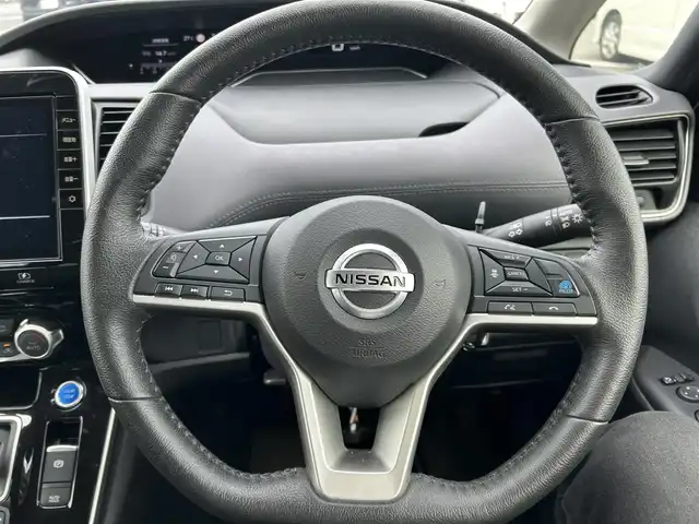 日産 セレナ e－パワー ハイウェイスター V 岡山県 2020(令2)年 6.9万km ブリリアントホワイトパール 2トーン 純正１０インチナビ/（AM.FM.BT.フルセグ.CD.DVD）/全方位モニター/フリップダウンモニター/両側パワースライドドア/セーフティパック/ステアリングヒーター/プロパイロット/エマージェンシーブレーキ/・衝突軽減ブレーキ/・コーナーセンサー/・オートマチックハイビーム/ビルトインETC/ブラインドスポットモニター/LEDヘッドライト