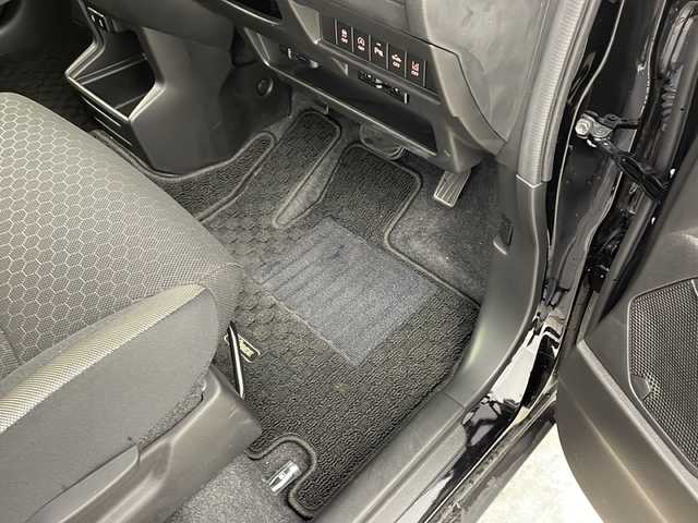 スズキ クロスビー HYBRID MZ 兵庫県 2024(令6)年 0.6万km スーパーブラックパール ・純正8インチナビ/・Bluetooth/CD/DVD/USB/フルセグテレビ/・全方位カメラ/・スズキセーフティサポート/・衝突軽減ブレーキ/・レーンキープアシスト/・レーダクルーズコントロール/・オートハイビーム/・誤発進抑制機能/・コーナーセンサー/・アイドリングストップ/・ステアリングスイッチ/・パドルシフト/・前席シートヒーター/・純正フロアマット/・純正前後ドライブレコーダー/・ビルトインETC/・LEDヘッドライト/・フォグランプ/・純正16インチアルミホイールタイヤ/・シートバックテーブル/・スマートキー/・スペアキー/・保証書/・取扱説明書