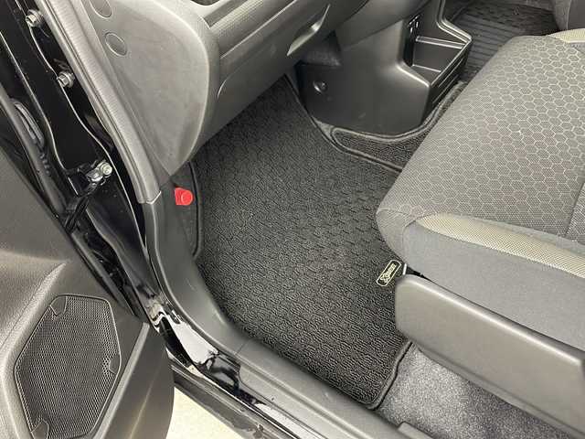 スズキ クロスビー HYBRID MZ 兵庫県 2024(令6)年 0.6万km スーパーブラックパール ・純正8インチナビ/・Bluetooth/CD/DVD/USB/フルセグテレビ/・全方位カメラ/・スズキセーフティサポート/・衝突軽減ブレーキ/・レーンキープアシスト/・レーダクルーズコントロール/・オートハイビーム/・誤発進抑制機能/・コーナーセンサー/・アイドリングストップ/・ステアリングスイッチ/・パドルシフト/・前席シートヒーター/・純正フロアマット/・純正前後ドライブレコーダー/・ビルトインETC/・LEDヘッドライト/・フォグランプ/・純正16インチアルミホイールタイヤ/・シートバックテーブル/・スマートキー/・スペアキー/・保証書/・取扱説明書