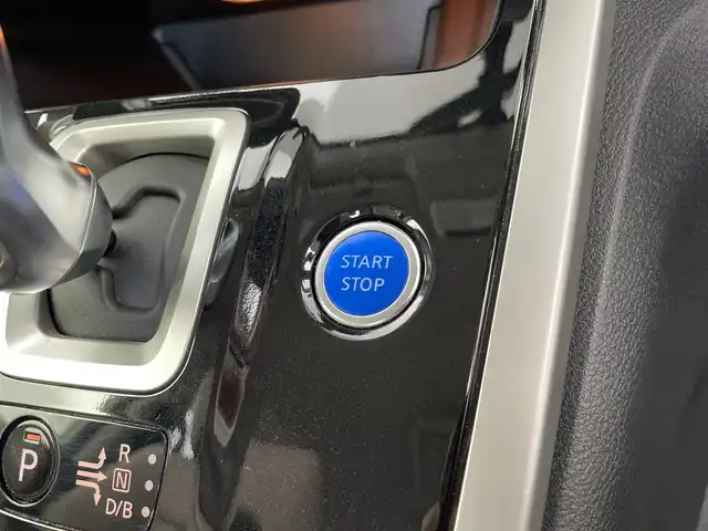 日産 セレナ e－パワー ハイウェイスター V 鹿児島県 2018(平30)年 7.1万km ブリリアントホワイトパール 2トーン 純正ナビ/フルセグテレビ/DVD/CD/BTオーディオ/フリップダウンモニター/両側パワースライドドア/前後ドラレコ/ハンドルヒーター/全席シートヒーター/クルーズコントロール/ビルドインETC/電格ミラー/衝突軽減ブレーキ/純正アルミ/純正下マット/純正バイザー