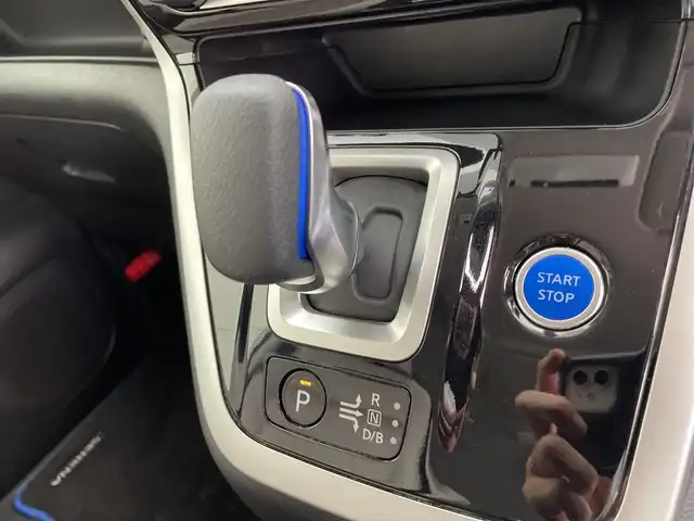 日産 セレナ e－パワー ハイウェイスター V 鹿児島県 2018(平30)年 7.1万km ブリリアントホワイトパール 2トーン 純正ナビ/フルセグテレビ/DVD/CD/BTオーディオ/フリップダウンモニター/両側パワースライドドア/前後ドラレコ/ハンドルヒーター/全席シートヒーター/クルーズコントロール/ビルドインETC/電格ミラー/衝突軽減ブレーキ/純正アルミ/純正下マット/純正バイザー