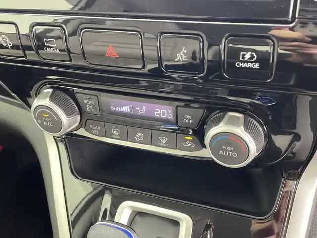 日産 セレナ e－パワー ハイウェイスター V 鹿児島県 2018(平30)年 7.1万km ブリリアントホワイトパール 2トーン 純正ナビ/フルセグテレビ/DVD/CD/BTオーディオ/フリップダウンモニター/両側パワースライドドア/前後ドラレコ/ハンドルヒーター/全席シートヒーター/クルーズコントロール/ビルドインETC/電格ミラー/衝突軽減ブレーキ/純正アルミ/純正下マット/純正バイザー