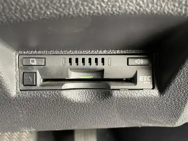 トヨタ プリウス Sセーフティプラス 千葉県 2018(平30)年 10.1万km アティチュードブラックマイカ 禁煙車/ワンオーナー/トヨタセーフティセンス/・レーンディパーチャーアラート/・プリクラッシュセーフティ/・クリアランスソナー/・レーダークルーズコントロール/・パーキングアシスト/純正７型メモリナビ/・型番：NSZT-W68T/・CD/DVD/Bluetooth/フルセグTV/・バックカメラ/・ビルトインETC/革巻きステアリング/・ステアリングスイッチ/純正フロアマット/純正ホイールキャップ/オートライト/・オートマチックハイビーム/・LEDヘッドライト/・LEDフォグランプ/プッシュスタート&スマートキー（スペア有）