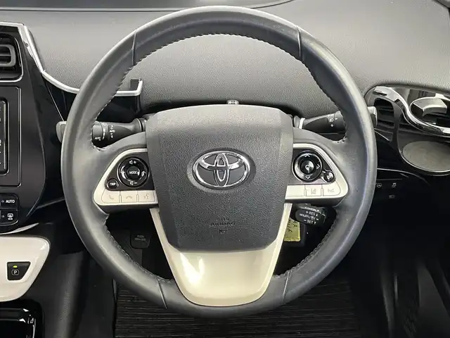 トヨタ プリウス Sセーフティプラス 千葉県 2018(平30)年 10.1万km アティチュードブラックマイカ 禁煙車/ワンオーナー/トヨタセーフティセンス/・レーンディパーチャーアラート/・プリクラッシュセーフティ/・クリアランスソナー/・レーダークルーズコントロール/・パーキングアシスト/純正７型メモリナビ/・型番：NSZT-W68T/・CD/DVD/Bluetooth/フルセグTV/・バックカメラ/・ビルトインETC/革巻きステアリング/・ステアリングスイッチ/純正フロアマット/純正ホイールキャップ/オートライト/・オートマチックハイビーム/・LEDヘッドライト/・LEDフォグランプ/プッシュスタート&スマートキー（スペア有）