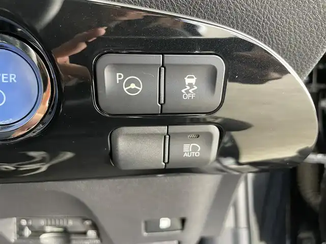 トヨタ プリウス Sセーフティプラス 千葉県 2018(平30)年 10.1万km アティチュードブラックマイカ 禁煙車/ワンオーナー/トヨタセーフティセンス/・レーンディパーチャーアラート/・プリクラッシュセーフティ/・クリアランスソナー/・レーダークルーズコントロール/・パーキングアシスト/純正７型メモリナビ/・型番：NSZT-W68T/・CD/DVD/Bluetooth/フルセグTV/・バックカメラ/・ビルトインETC/革巻きステアリング/・ステアリングスイッチ/純正フロアマット/純正ホイールキャップ/オートライト/・オートマチックハイビーム/・LEDヘッドライト/・LEDフォグランプ/プッシュスタート&スマートキー（スペア有）