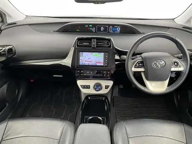 トヨタ プリウス Sセーフティプラス 千葉県 2018(平30)年 10.1万km アティチュードブラックマイカ 禁煙車/ワンオーナー/トヨタセーフティセンス/・レーンディパーチャーアラート/・プリクラッシュセーフティ/・クリアランスソナー/・レーダークルーズコントロール/・パーキングアシスト/純正７型メモリナビ/・型番：NSZT-W68T/・CD/DVD/Bluetooth/フルセグTV/・バックカメラ/・ビルトインETC/革巻きステアリング/・ステアリングスイッチ/純正フロアマット/純正ホイールキャップ/オートライト/・オートマチックハイビーム/・LEDヘッドライト/・LEDフォグランプ/プッシュスタート&スマートキー（スペア有）