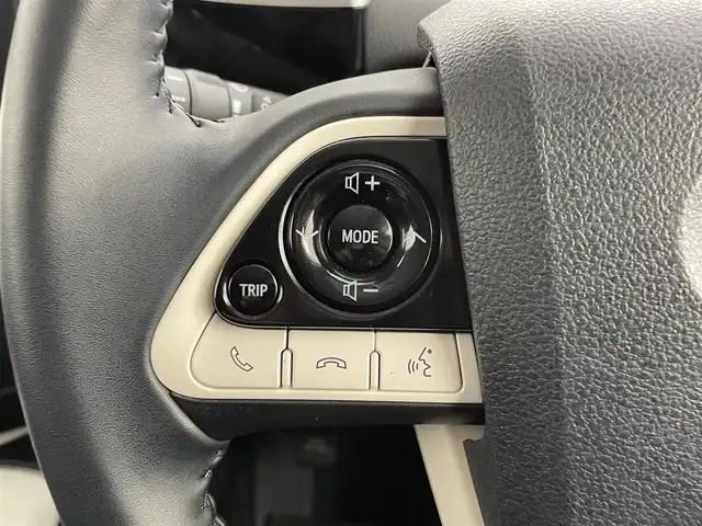 トヨタ プリウス Sセーフティプラス 千葉県 2018(平30)年 10.1万km アティチュードブラックマイカ 禁煙車/ワンオーナー/トヨタセーフティセンス/・レーンディパーチャーアラート/・プリクラッシュセーフティ/・クリアランスソナー/・レーダークルーズコントロール/・パーキングアシスト/純正７型メモリナビ/・型番：NSZT-W68T/・CD/DVD/Bluetooth/フルセグTV/・バックカメラ/・ビルトインETC/革巻きステアリング/・ステアリングスイッチ/純正フロアマット/純正ホイールキャップ/オートライト/・オートマチックハイビーム/・LEDヘッドライト/・LEDフォグランプ/プッシュスタート&スマートキー（スペア有）