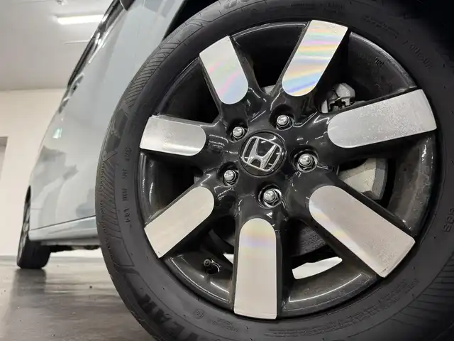 ホンダ フリード ハイブリット e:HEV AIR EX 三重県 2025(令7)年 0.2万km フィヨルドミストパール ハイブリッド/FF/インパネCVT/純正 9インチ Honda Connectナビ/（FM/AM/TV/CarPlay/Android/iPod/USB/Bluetooth）/リヤワイドカメラ/両側パワースライドドア/ETC/Honda SENSING/・衝突軽減ブレーキ（CMBS）/・先行車発進お知らせ機能/・路外逸脱抑制機能/・標識認識機能/・渋滞追従機能付アダプティブクルーズコントロール（ACC）/・車線維持支援システム（LKAS）/・トラフィックジャムアシスト（渋滞運転支援機能）/・ブラインドスポットインフォメーション/・踏み間違い衝突軽減システム/・急アクセル抑制機能/・パーキングセンサーシステム/・後退出庫サポート/・アダプティブドライビングビーム/・VSA/など/装備/・ハーフレザーシート/・シートヒーター（D/N）/・オートエアコン/・リヤクーラー/・オートライト、LEDヘッドライト/・ステアリングスイッチ/・電子パーキングブレーキ＆ブレーキホールド/・プッシュスタート/・純正15inAW/・保/・スマートキーx1/など