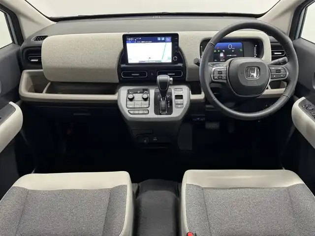 ホンダ フリード ハイブリット e:HEV AIR EX 三重県 2025(令7)年 0.2万km フィヨルドミストパール ハイブリッド/FF/インパネCVT/純正 9インチ Honda Connectナビ/（FM/AM/TV/CarPlay/Android/iPod/USB/Bluetooth）/リヤワイドカメラ/両側パワースライドドア/ETC/Honda SENSING/・衝突軽減ブレーキ（CMBS）/・先行車発進お知らせ機能/・路外逸脱抑制機能/・標識認識機能/・渋滞追従機能付アダプティブクルーズコントロール（ACC）/・車線維持支援システム（LKAS）/・トラフィックジャムアシスト（渋滞運転支援機能）/・ブラインドスポットインフォメーション/・踏み間違い衝突軽減システム/・急アクセル抑制機能/・パーキングセンサーシステム/・後退出庫サポート/・アダプティブドライビングビーム/・VSA/など/装備/・ハーフレザーシート/・シートヒーター（D/N）/・オートエアコン/・リヤクーラー/・オートライト、LEDヘッドライト/・ステアリングスイッチ/・電子パーキングブレーキ＆ブレーキホールド/・プッシュスタート/・純正15inAW/・保/・スマートキーx1/など