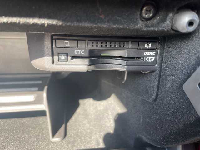 レクサス ＲＣ 350 Fスポーツ 静岡県 2015(平27)年 3.8万km ホワイトノーヴァガラスフレーク ●純正ナビ/（フルセグ/CD/DVD/Bluetooth）/●バックカメラ/●赤革シート/●運転席＆助手席シートヒーター/●運転席助手席パワーシート/●運転席シートメモリー/●レーダークルーズコントロール/●プリクラッシュセーフティー/●レーントレーシングアシスト/●ブラインドスポットモニター/●LEDヘッドライト/●オートライト/●オートマチックハイビーム/●フォグランプ/●革巻きステアリング/●ステアリングスイッチ/●パドルシフト/●チルト＆テレスコピックステアリング/●ステアリングヒーター/●電動格納ウインカーミラー/●ETC/●純正フロアマット/●自動防眩ミラー/●前方ドライブレコーダー/●レーダー探知機（AR-G100A）/●ISOFIX/●プッシュスタート/●スマートキー/●純正19インチアルミホイール/●ダブル+サイド+カーテンSRS+ABS